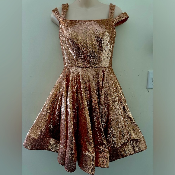 Mac Duggal Dresses & Skirts - Mac Duggal Fit and Flare Gold Sequin Size 0 Dress